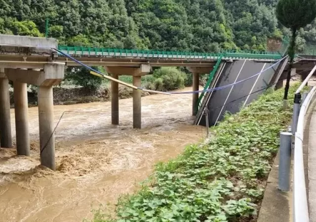 Se derrumb un puente sobre el ro Jianqin