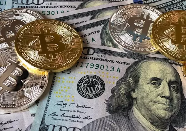 Bitcoins y billetes de dlares estadounidenses.