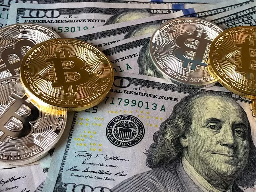 Bitcoins y billetes de dólares estadounidenses