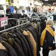 Liquidan ropa de invierno con importantes descuentos en plena temporada