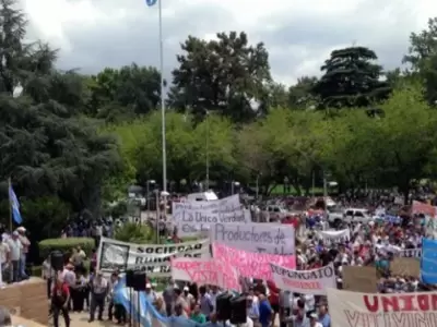 Imagen de archivo: protesta de vitivincolas frente a la Casa de Gobierno de Mendoza en enero de 2015.