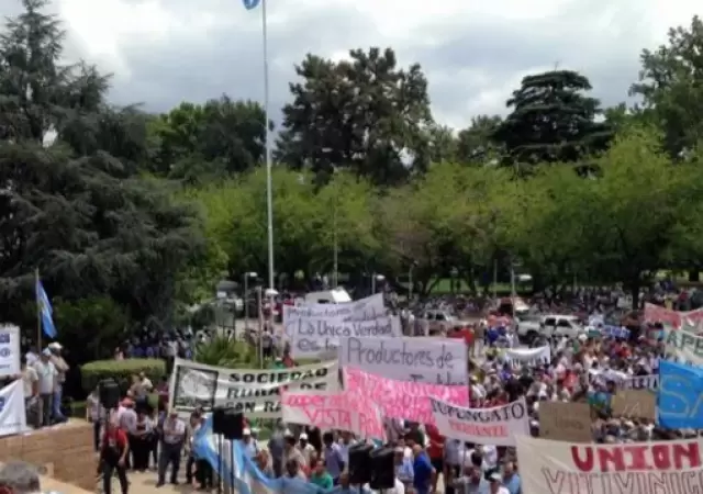 Imagen de archivo: protesta de vitivincolas frente a la Casa de Gobierno de Mendoza en enero de 2015.
