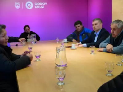 Diego Costarelli durante la reunin con los vecinos de Godoy Cruz que reclaman Justicia tras el mortal accidente.