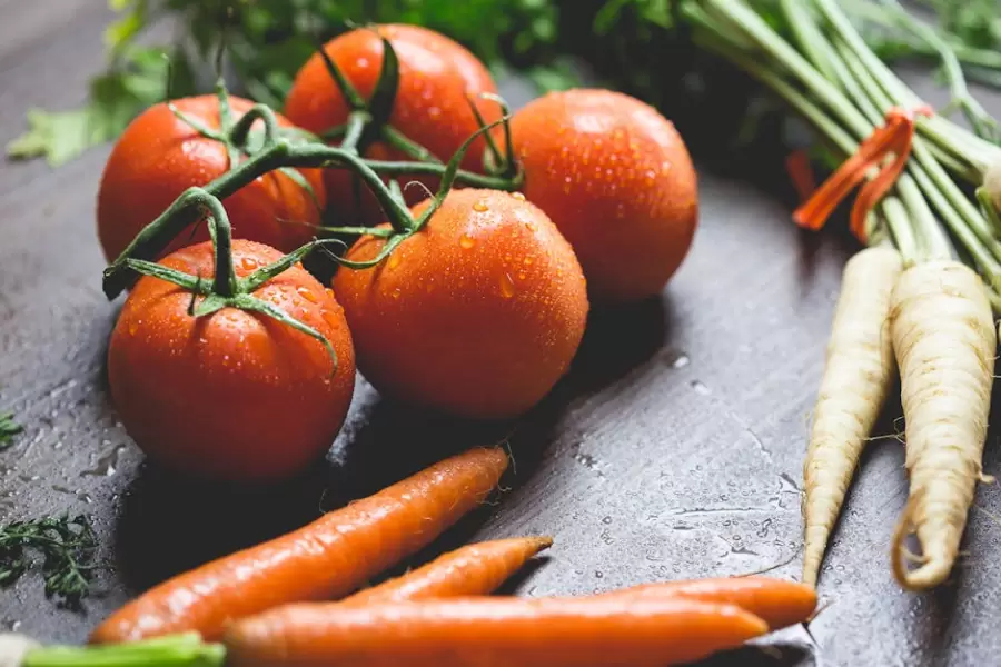 Tomates, Zanahorias Y R�banos En La Parte Superior De La Mesa