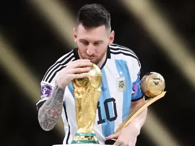 El capitn besando la copa del mundo que obtuvo el combinado albiceleste en el ltimo Mundial.