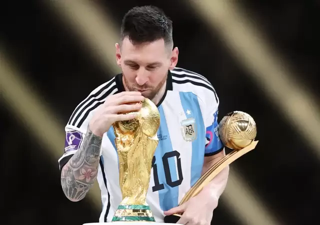El capitn besando la copa del mundo que obtuvo el combinado albiceleste en el ltimo Mundial.