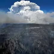 Nubes que se alimentan de fuego con rayos que llegan alto a la atmsfera