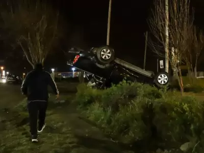 La camioneta qued con las "patas" para arriba.