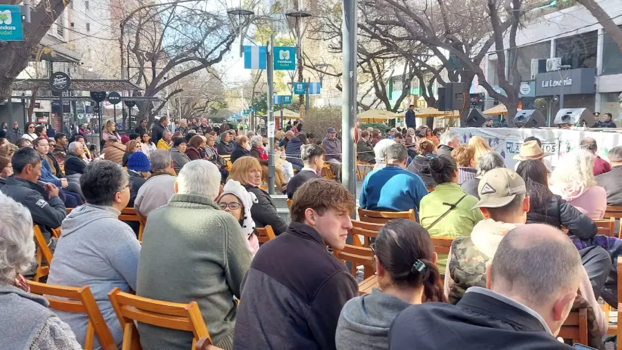 En la Peatonal se junt la ciudadana para festejar el Patrn Santiago/