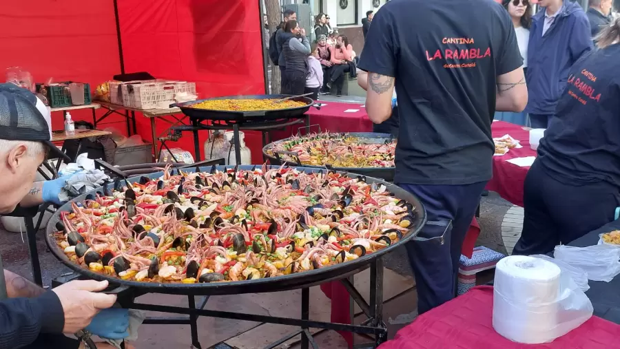 Una gran paella fue la que comi la gente que asisti/