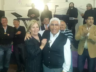 Alberto Garro en un homenaje hace unos a�os, junto a su esposa.
