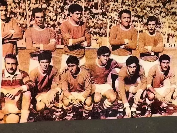 En sus tiempos de jugador de Luj�n. Es el tercero de los de abajo.