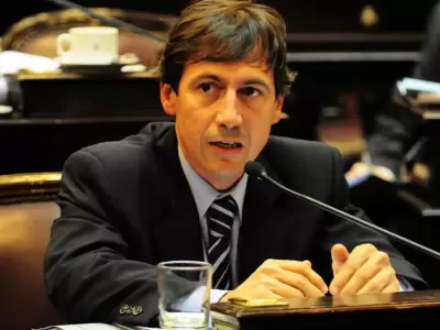 Luis Naidenoff cuando era senador