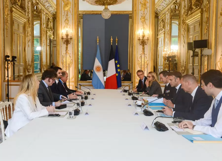 Reunin de presidente argentino Javier Milei con presidente de Francia, Emmanuel Macro.