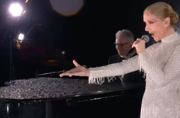 Celine Dion la rompi cantando emulando a Edith Piaff en la ceremonia inaugural/