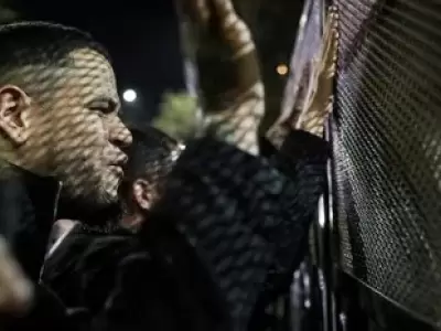 Manifestantes en la embajada de Venezuela en Argentina.