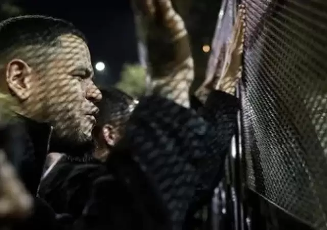 Manifestantes en la embajada de Venezuela en Argentina.