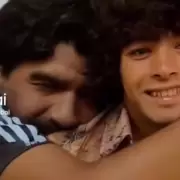 El abrazo indito de Maradona con su versin joven gracias a la IA