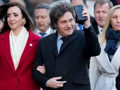 Javier Milei camina agarrado del brazo de la vicepresidenta, Victoria Villarruel, el Da de la Independencia. Detrs, Karina Milei.