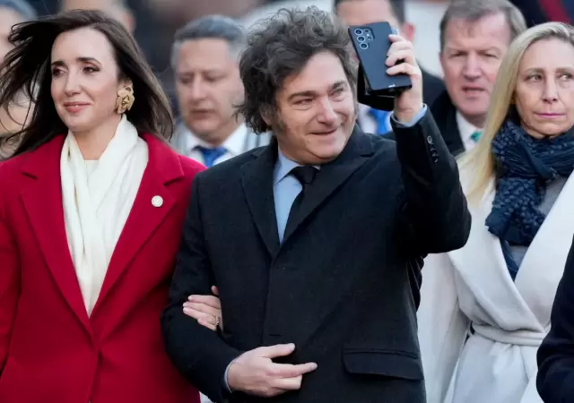 Javier Milei camina agarrado del brazo de la vicepresidenta, Victoria Villarruel, el Da de la Independencia. Detrs, Karina Milei.