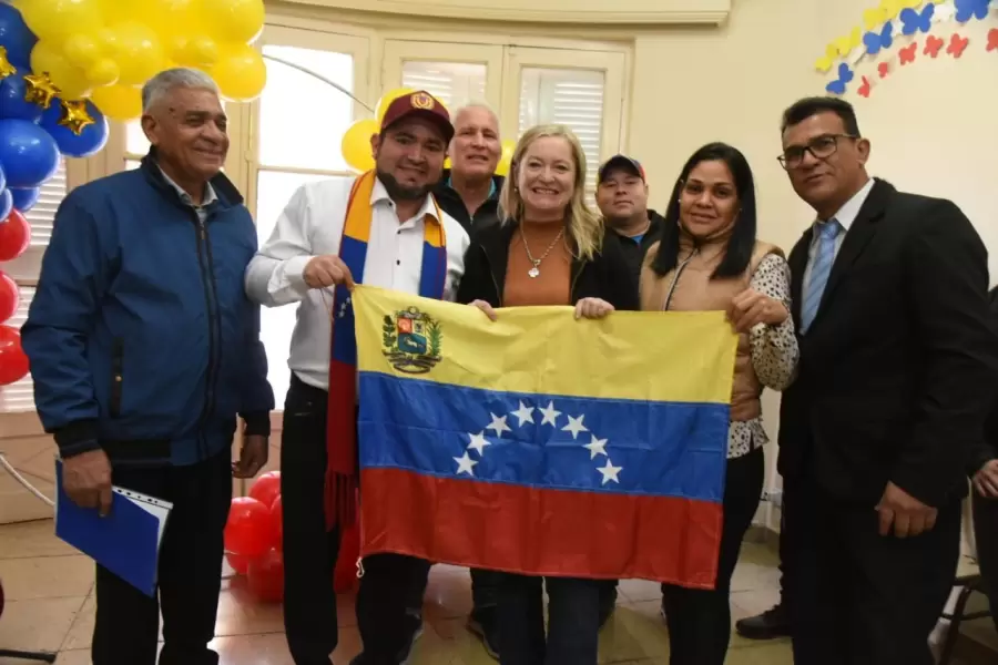 Hebe Casado con ciudadanos venezolanos.