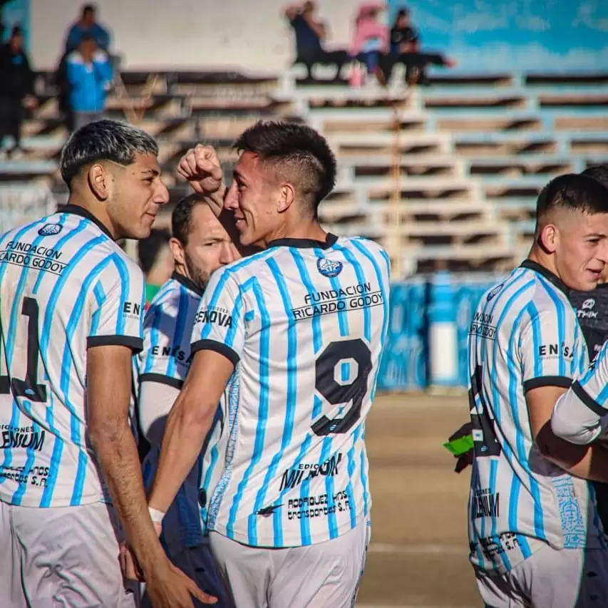 El festejo de Luciano Villalobos. Argentino gole a Beltrn.