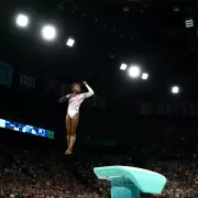 Y Simona Biles vol y vol sobre la calurosa Pars