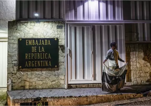 Protestas chavistas ante la legacin argentina