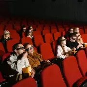 Con una caja de zapatillas, burl la seguridad del cine y pas un snguche de milanesa