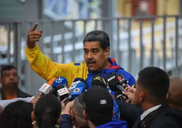 Maduro con la prensa adicta