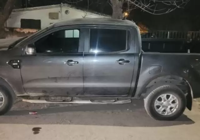 Los ladrones huyeron en una camioneta propiedad de las vctimas.