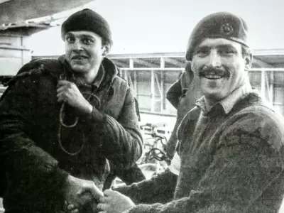 Un soldado argentino junto a un oficial brit�nico, al enterarse del parentesco que compart�an