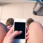 ¡Con el celu al baño! El increíble número que revela cuánta gente lo usa