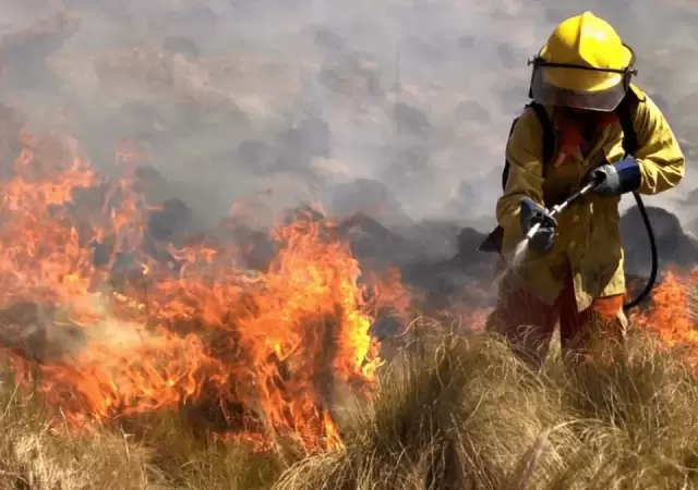 Sigue activo el foco de la Quebrada de la Mermela. Ms de 150 bomberos voluntarios trabajaron toda la noche en la zona.