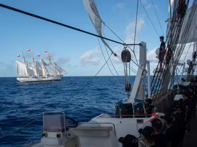 La goleta Esmeralda desde la fragata Libertad.