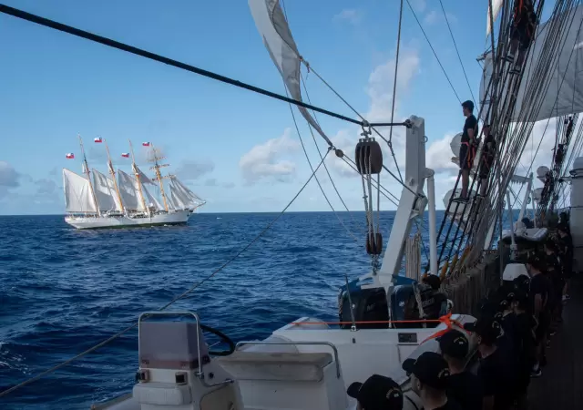 La goleta Esmeralda desde la fragata Libertad.