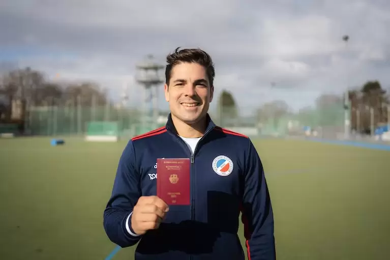 Gonzalo Peillat con el pasaporte alemn