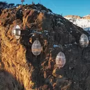 El hotel ms alto del mundo que est "colgado" de la montaa patagnica