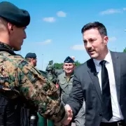 Pol�mico: el Ministerio de Defensa da de baja a 23 militares, incluidos h�roes de Malvinas