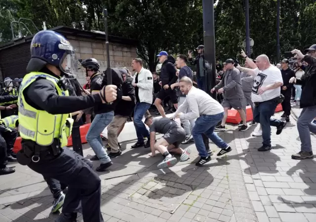 Grupos de extrema derecha habran sido los responsables de los recientes disturbios