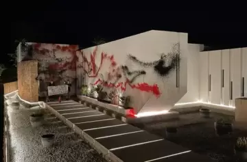 Pintaron la casa de Messi en Ibiza.