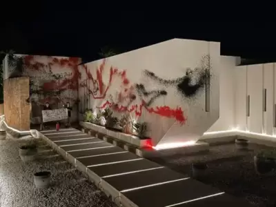 Pintaron la casa de Messi en Ibiza.