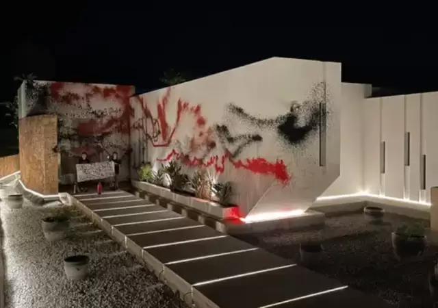 Pintaron la casa de Messi en Ibiza.