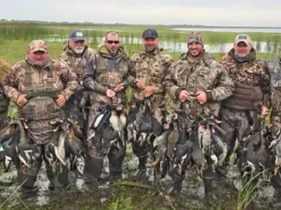 Los cazadores de Estados Unidos posando y ufanndose luego de haber masacrado a especies de patos protegidas.