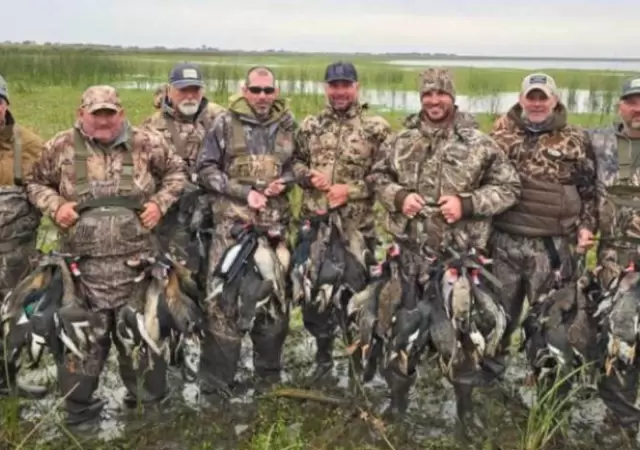 Los cazadores de Estados Unidos posando y ufanndose luego de haber masacrado a especies de patos protegidas.