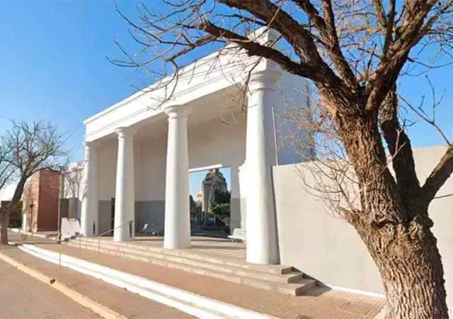 Ingreso al cementerio donde se cometi la profanacin.