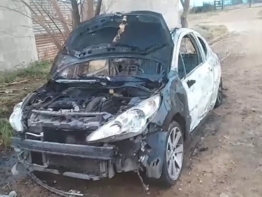 los vecinos de la victima incendiaron el auto del homicida.