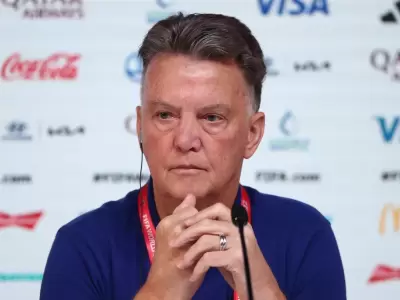 Louis Van Gaal no para de humillarse.