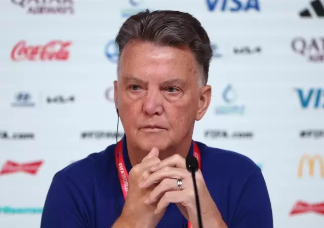 Louis Van Gaal no para de humillarse.