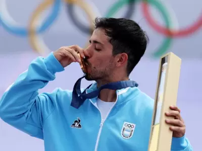 El maligno Torres al recibir la medalla en Pars.